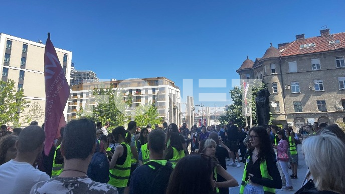  Momentalno pustiti aktiviste